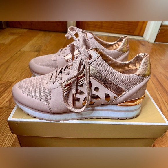 Michael Kors Light Pink with Rose Gold Trainers; Size 6.5 ✨ - Picture 3 of 8